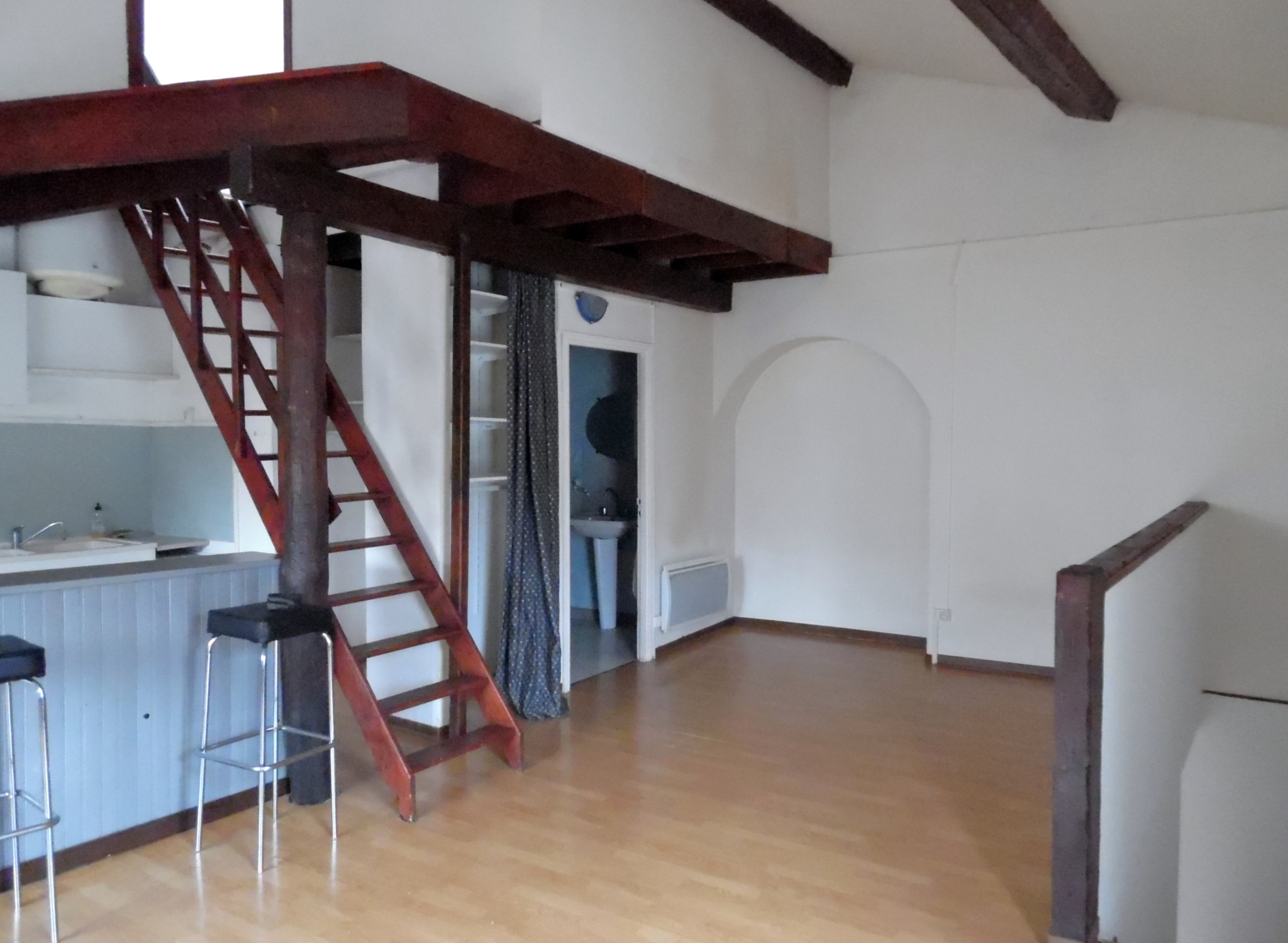 location STUDIO MEZZANINE LUMINEUX 60 M²